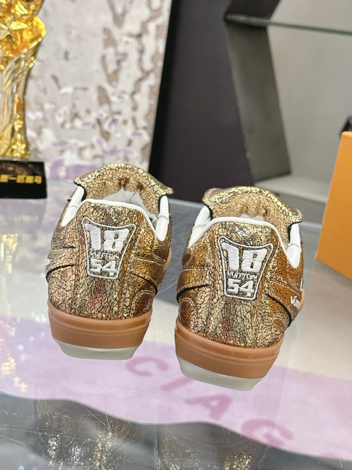 Men's shoes: 720💰 LV Louis Vuitton's latest Foot men's shoes💰print series Couple's football sneakers Original purchase, development and production This Foot men's shoes💰print Soccer sneakers are men's shoes💰pharrell Williams' first sneakers inspired by football shoes. The shoe is inspired by football that spans generations and cultures. The shoe is known for its sleek design, with the dynamic IV Initials logo on the side, the tongue embellished with the Lvers United badge inspired by the football team, and the sole pattern rubber sole decorated with multiple Louis Vuitton logos. Exquisite packaging at the delivery counter🛍📦 ▪️Material: Original imported top-layer cracked cowhide ▪️Inner: Original custom-made soft sheepskin lining ▪️Sole: original molded two-color T men's shoes 💰pU combination sole ▪️Sole thickness: 3.5CM ▪️Size: women's 35-41 / men's 39-45